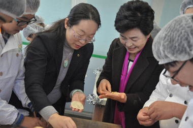 隋校長、樸校長與學生們一起包餃子