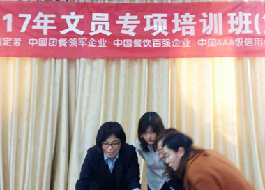 人力資源部劉桂梅現場進行U9人力系統演示
