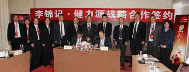 薦董與李錦記中國區總裁謝天樂先生簽署戰略合作協議