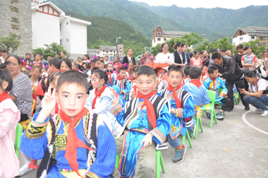 曲山鎮小學穿著民族服裝的孩子們