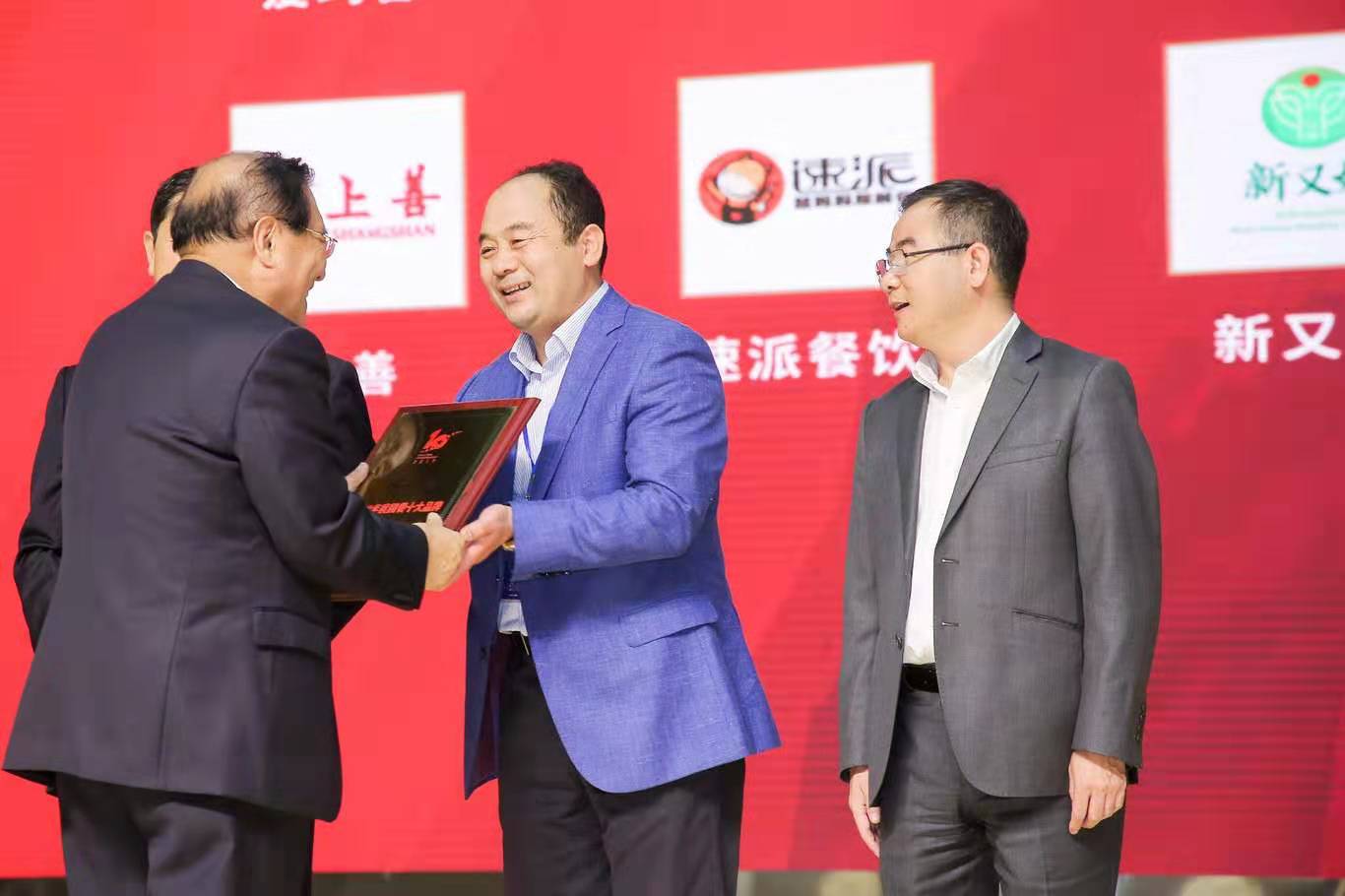 2019年度團餐十大品牌薦世新董事長領獎