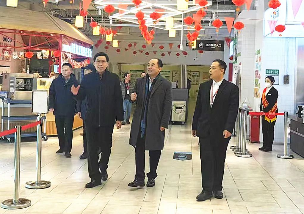 春節前，薦世新董事長和集團各大區領導前往餐廳檢查走訪